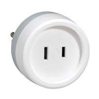 Adaptateur 2P 6A 230V pour fiche standard am�ricain sur prise standard fran�ais